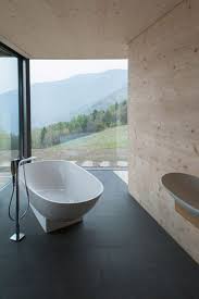 The course covers all areas of interior design, from design principles and dealing with clients, to understanding and interpreting briefs, working with suppliers and drawing up documents, and identifying and recommending materials and furniture. Ten Designer Bathrooms With Freestanding Baths