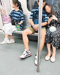 中華趣聞：情侶去街男友陌生女撞衫勁尷尬- 東方日報