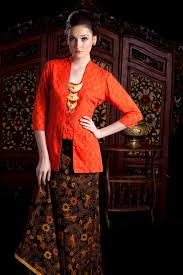 Pakaian adat jawa tengah identik dengan kain batik, kebaya, kemben untuk wanita, serta jubah hitam berbahan dasar beludru. Orange Classic Model Baju Wanita Pakaian Tradisional Model Pakaian