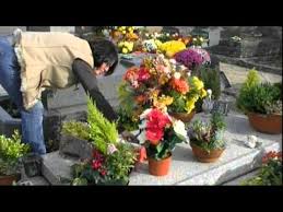 En bordure de la forêt de rambouillet, à une quarantaine de kilomètres de paris. Tombe De Romy Schneider Au Cimetiere De Boissy Sans Avoir Youtube