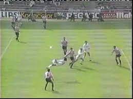 Hugo sanchez, bütün arkadaşları içinde chilena'yı en iyi yapan çocuktu; Hugo Sanchez Gol Real Madrid Vs Logrones Chilena Youtube