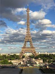 Lukisan pemandangan alam dengan sungai jernih yang mengalir memberikan suasana yang sejuk dan tennang. Lukisan Menara Eiffel Terindah