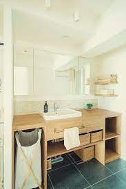 リノベーションの時にオリジナルで作ってもらった造作洗面台 ミラーを大きくして 収納はオープンで無印良品のラ 洗面所 おしゃれ 洗面台 造作 洗面台