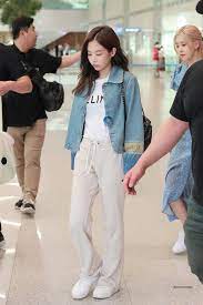 As a new face in town, she grabbed more eagle. Pin By Jugu On Jennie Blackpink Airport Style Fashion Blackpink Jennie Girl Fashion