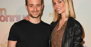 Dessus, elle affiche un joli baby bump et. Alexandra Rosenfeld Enceinte Baby Bump Et Calin Avec Hugo Clement Purepeople