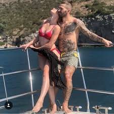 Bivša manekenka iris rajčić i njen 14 godina mlađi partner, nogometaš marko livaja nedavno su objavili da čekaju svoje drugo dijete. Sime Dobio Opasnu Konkurenciju Cije Su Tetovaze Ljepse Livajine Ili Vrsaljkove