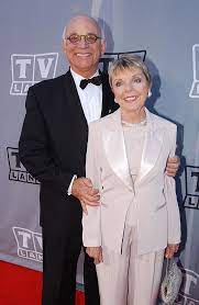 Gavin macleod, a sitcom veteran who played murray on mary tyler moore and captain stubing macleod's nephew, mark see, confirmed his death to variety. Gavin Macleod From Love Boat On Finding God The Morning Of His Mom S Brain Surgery