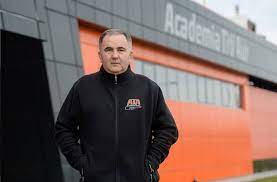 Peste 10 ani de training în conducere defensivă și școală de pilotaj. Titi Aur Academy Defensive Driving Driving Lessons