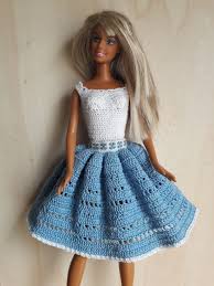 Schwierigkeitsgrad leicht abkürzungen lm=luftmasche m=masche fm=feste masche stb= stäbchen 2stb zus=zwei st�. Ein Kleid Fur Barbie Aus Reiner Mercerisierter Baumwolle In Farben Weiss Und Blau Mit Drucknopfen Am Rucken Lasst Sich Barbie Kleider Puppenkleidung Kleidung