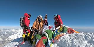 And just as we continue to launch ourselves into space even though missions sometimes turn into tragedy. Fruhlingssaison Am Mount Everest Endete Mit Rekorden Reisen Aktuell Derstandard De Lifestyle