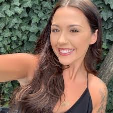 Julia Whetstone's Instagram, Twitter & Facebook