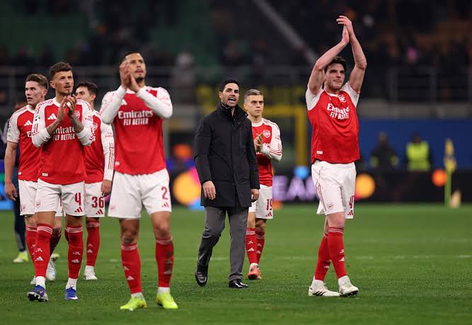 Mikel Arteta e jogadores do Arsenal