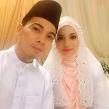 Terdahulu, issey pernah mendirikan rumah tangga dengan syuhadaa syafiqqa abdul rashid pada 19 mac 2015, namun bercer4i pada 21 ogos 2016. Syuhadaa Syafiqqa Abdul Rashid