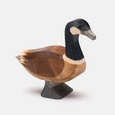 Das brutgebiet der gänse liegt im nördlichen nordamerika und reicht von den aleuten bis zum atlantik. Holztier Kanadagans Stehend Von Ostheimer 22701 Echtkind