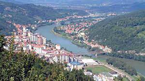 Sramotne Grafite U Centru Zvornika Smrt Balija I Noz Zica Srebrenica Danima Niko Ne Uklanja