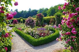 Der Rosengarten Im Garten Der Sinne Auf Dem Kreuzberg Im Saarlandischen Merzig Besticht Durch Seine Viel Schoner Blumengarten Blumengarten Design Garten Planen