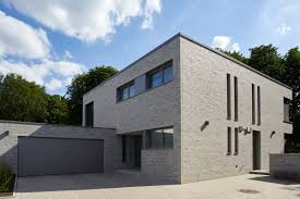 Moderne Villa Mit Grosszugigem Schnitt In Werne Baukorper Der Sich Zur Strasse Verschlossen Zeigt Und Sich Zum Innenho Moderne Villa Hauser Klinker Architektur