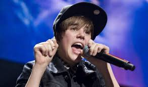 Seine karriere begann mit coverversionen bekannter songs, die seine mutter als videos auf youtube veröffentlichte. Halbwuchsige Im Justin Bieber Fieber Kultur Nordbayern