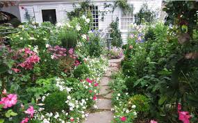 Let them flop over the sides of the path to create a full, lush look. 30 Elegant English Garden Designs And Ideas