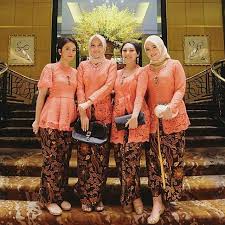 Warna dasar dengan artikel 59+ kombinasi warna oren dan coklat berikut ini. Model Kebaya Modern Broklat Orange Rok Batik Solo Busana Batik Pakaian Pesta Model Pakaian