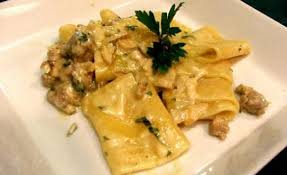 Cuoci i paccheri al dente, fai raffreddare e bagnali con un filo di olio. Paccheri Saporiti Con Salsiccia Funghi E Fontina Completi E Perfetti