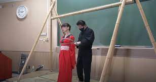 日京都大學辦「緊縛術」哲學講座，現場真人試範逆海老吊縛💝 | 4Gamers