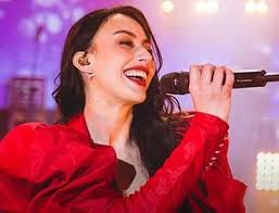 Claudia Arce se lanza como cantante en concierto virtual con sus propias  composiciones  https://www.prestemayor.com/2021/04/28/claudia-arce-se-lanza-como-cantante-en-concierto-virtual-con-sus-propias-composiciones/  La chuquisaqueña Claudia Arce, Miss ...