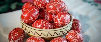 Toate motivele ce apar pe aceste ouă sunt geometrice și se regăsesc pe cămășile tradiționale, covoare şi ştergare. Oua Incondeiate Despre ViaÈ›a Din Romania