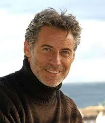 In questo periodo la moda da uomo guarda indietro nel tempo, all'eleganza degli anni '20 e '40, e strizza l'occhio al rock anni '50. Capelli A 50 Anni Le Pettinature Uomo Donna Per Rimanere Giovanili