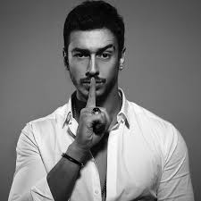He attended the conservatory of music in rabat, where he studied music theory. Saad Lamjarred