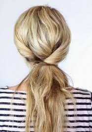 Queue de cheval plus originale, la version renversée ou twistée est assez jolie et se fait facilement en moins d'une minute! Coiffure 25 Facons De Reinventer La Queue De Cheval