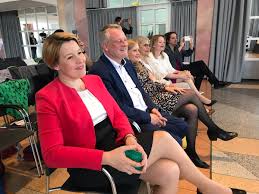 Heide rezepa, ist eine deutsche kunsthistorikerin und expertin. Ministerin Giffey Bilder Ministerin Giffey Mussen Beim Thema Demenz Die Forschung Unterstutzen Castrop Rauxel Anders Als Manche Ihrer Vorgangerinnen Im Amt Will Die Neue Ministerin Der Offentlichkeit Keinen