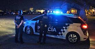 La Noche De San Juan Reune A Miles De Personas En Las Playas De Motril Policia Local Personas En La Playa Noche De San Juan