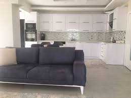 Açık raflar alanı hem daha şık hem de daha uyum yakalamak ve oda genelinde aynı renk tonlarını kullanmak istiyorsanız mutfak dolaplarında tercih ettiğiniz renk tonlarını koltuklarınızda da. Bos Alanlar Acik Renkler Rahatlatici Sade Bir Dekor Ev Gezmesi