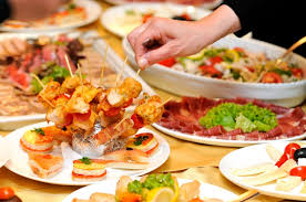 Spesso e volentieri si opta, sia per le feste che per pranzi o cene tra amici, per i mega buffet, magari all'aria aperta, in cui si mette tutto sui tavoli ed ognuno fa da se. Servizio Di Catering E Apericena Per Feste Private E Di Compleanno A Torino Matrimonio Organizzazione Feste Di Compleanno E Feste Aziendali A Torino Eventi E Party Privati Per Adulti Intrattenimento Con