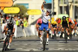 Julian alaphilippe venceu a 1.ª etapa no tour e é o 1.º líder do tour. Tour De France Alaphilippe Vainqueur De La 2e Etape Et Maillot Jaune