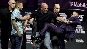 With mcgregor's mobility severely compromised, poirier opened up with big hooks to an opponent trapped against the fence. Hijsqf0iz8jpom