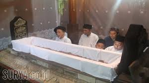 Kemudian membaca doa tahlil bisa anda pelajari di bawah ini Bacaan Tahlil Singkat Dan Doa Arwah Untuk Ziarah Kubur Surya