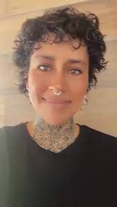 Vemos la invitación a participar de la mesa redonda que abordará el tema de  las Adolescencia y sus expresiones a través del tatuaje.