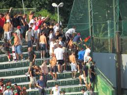 Ti piace un particolare coro o una canzone ultras e vuoi inviarci il video in modo che sia portato alla conoscenza di molti altri tifosi? Terni Violenza Ultras Accoltellati 2 Tifosi Della Ternana Da Facinorosi Della Roma Tuttoggi