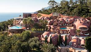 Owned by italian designer pierre cardin, this interesting architectural piece is made up of ten interconnected domes over 1,200 square metres. Pierre Cardin S Bubble Palace Architectural Dream On The French Riviera