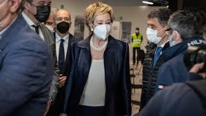 Vaccino covid, in lombardia sms con l'invito a prenotarsi. Vaccini Anti Covid In Lombardia Moratti Oggi La Lombardia Arrivera A 110 Mila Dosi La Repubblica