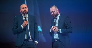 Si e firesc, mai ales ca anul acesta cei trei aniverseaza 14 ani de momentul sala palatului a venit si din dorinta de a avea in sala public iubitor de comedie de calitate, public care iubeste ideea de a merge la sala. Stand Up ComedianÅ£ii Teo Vio Si Costel Au Umplut Sala Palatului La Aniversarea A 14 Ani De Activitate