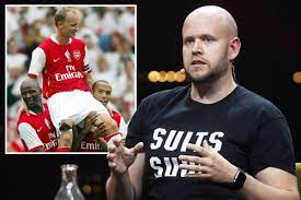 Ek har uppgett att han varit en supporter sedan 1991, och har tidigare twittrat om arsenals lag som gick obesegrade under säsongen 2003/2004. Dajsjymkpf5t3m