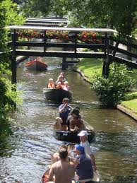 You will surely be delighted by this place we discovered, which has no roads at all. 19 Amazing Pictures Of Giethoorn Village Without Roads Youramazingplaces Com