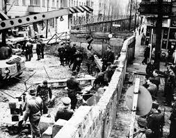 The Construction Of The Berlin Wall 1961 History Photography Berlin Wall Rare Historical Photos Old Photos