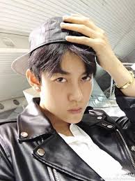 Ghen tị với cuộc sống sang chảnh của cô nàng đẹp trai hệt như...Trần Quán Hy