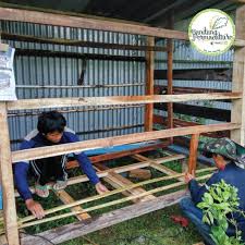 Kandang kambing dari baja ringan dapat dikatakan mejadi salah satu cara untuk menunjang penggemukan ternak. Membuat Kandang Kambing Dan Domba Dari Barang Bekas Sebagai Metode Pengolahan Limbah Barang Bekas Bandung Permaculture