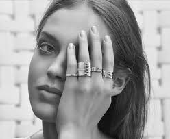 The first liens collection came out in 1970, with the lien ring. Chaumet Schmuck Les Ambassadeurs