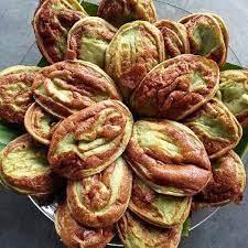 Kebanyakan penduduk mengambil peluang untuk membeli emas memandangkan harga terkini antara rm223 hingga rm234 per gram. Kuih Akok